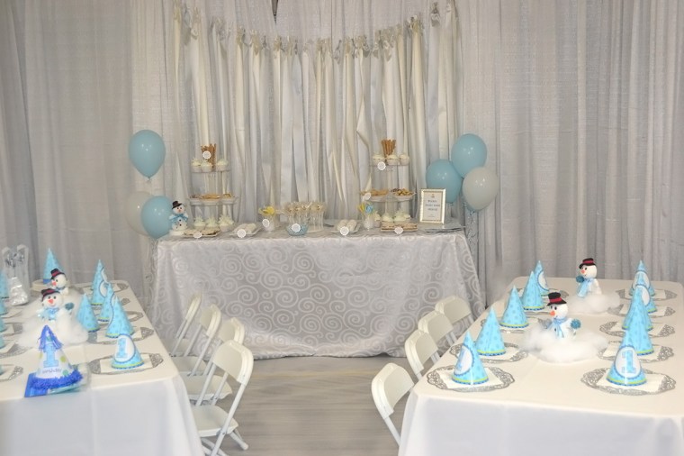 white_blue winter wonderland birthday party decor