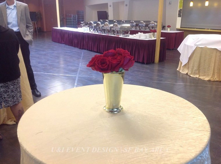 wedding cocktail hour centerpiece_red rose_gold vase